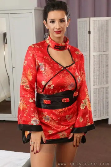Cara Boyle – Thick British MILF Strips Out of Her Geisha Dress and Stockings