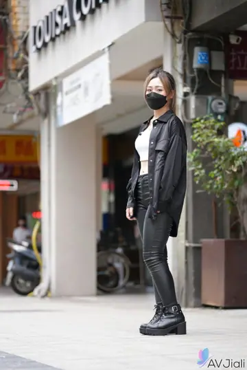 Lin Siyu – Chinese Brunette in Boots and Glasses Fucks Outdoors