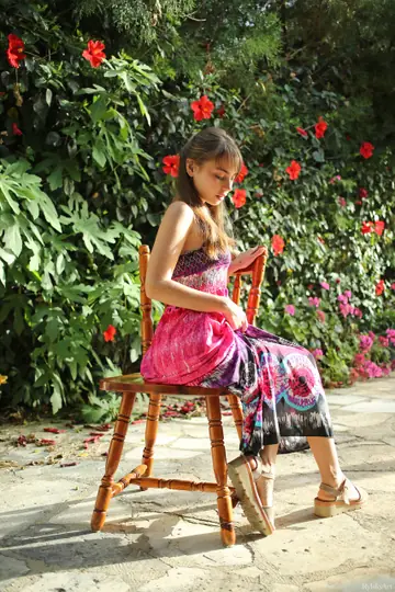 Sofy Bee – Thick Brunette Strips Out of Her Dress in the Garden
