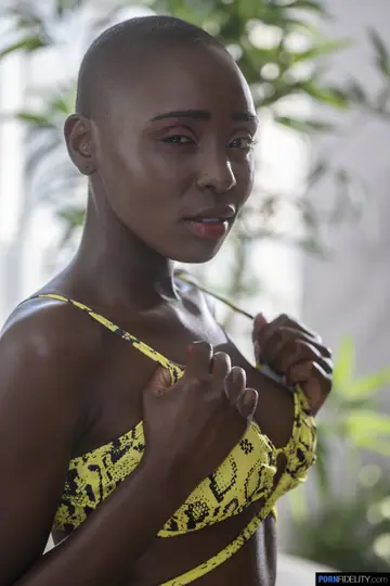 Zaawaadi – Slim Ebony Woman Unveils Shaved Pussy in Group Outdoors