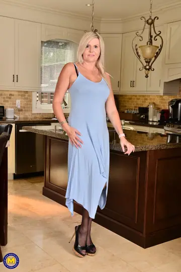 Velvet Skye – Tall Blonde MILF in Stockings Parts Her Thighs