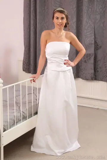 Sarah James – Busty European MILF Sheds Her Dress and Stockings