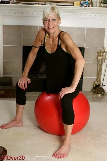 Thick Blonde MILF Strips Off Her Lingerie and Yoga Pants to Spread