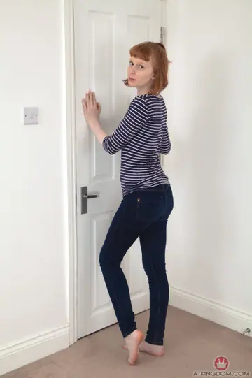 Bonni Belle – Redhead with Short Hair Strips Out of Her Jeans and Shows Her Hairy Crotch