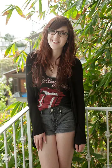 Ellena Woods – Redhead Amateur Spreads Her Legs on the Bed in Shorts
