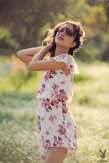 Kit Rysha – Filipina Brunette Strips Outdoors and Shows Her Natural Tits