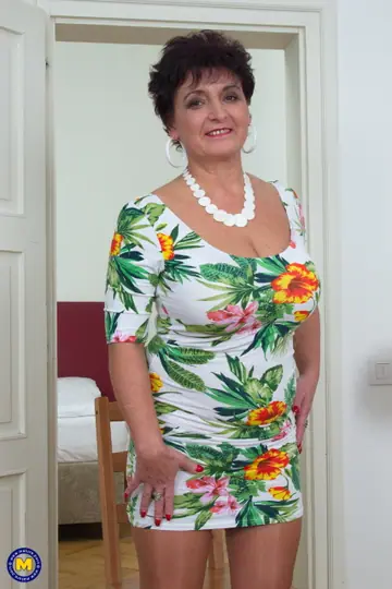 Jessica Hot – European MILF in a Skirt Toys Her Pussy