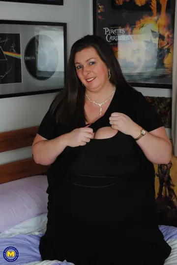 Mature European BBW with Short Hair Toys Her Pussy