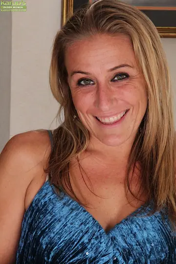 Thick Blonde MILF Pulls Panties Aside and Spreads