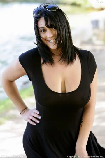 Lisa Lexington – Busty Brunette MILF in Glasses Spreads Her Shaved Pussy Outdoors