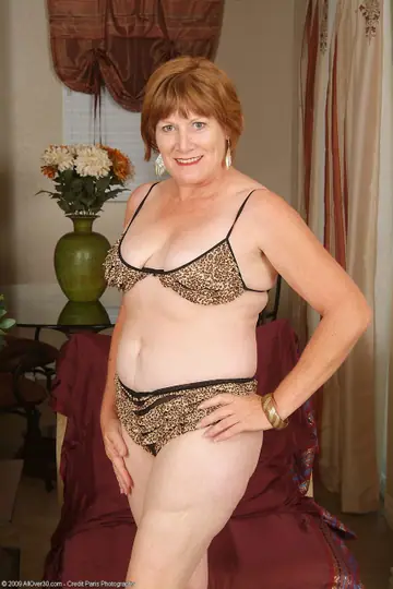 Mature Curvy Woman Fingers Her Pussy and Spreads Wide