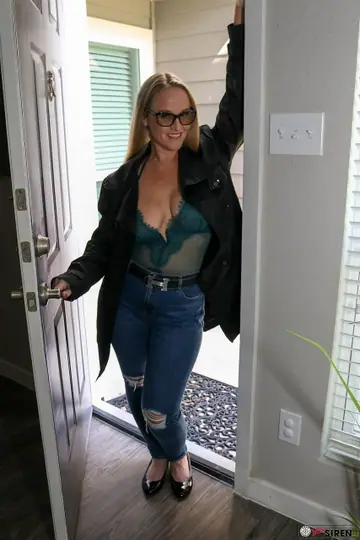 Dee Siren – Blonde BBW in Glasses Peels Off Her Jeans to Show Her Big Ass