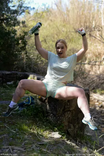 Olga Cabaeva – Thick European MILF Spreads Her Legs in Shorts Outdoors