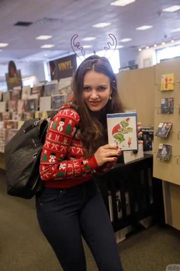 Shelley Fox – PAWG in Panties Lifts Her Sweater and Spreads Outdoors for Christmas