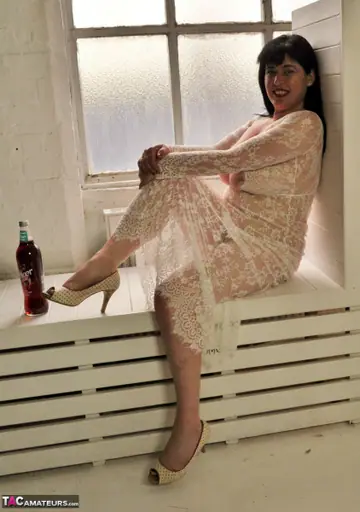 Juiceyjaney – British MILF in Lingerie and Heels Shows Her Huge Natural Tits and Bush