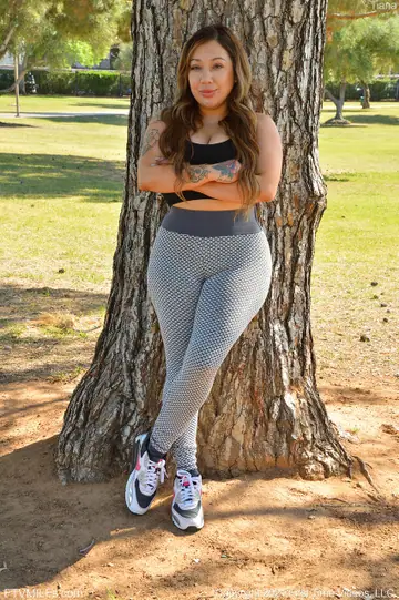 Curvy MILF Squats on a Dildo in Yoga Pants