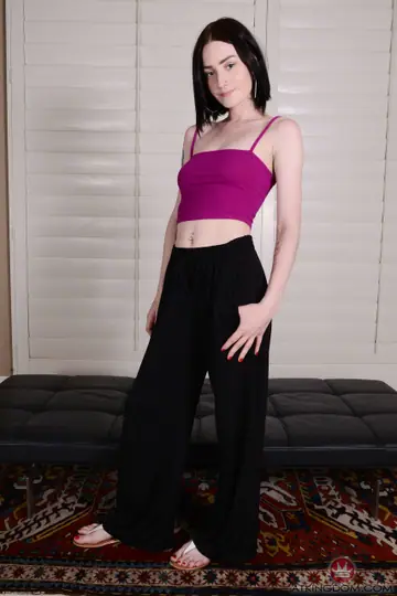 Serenity Adams – Skinny Amateur PAWG Shows Off Her Big Ass on All Fours