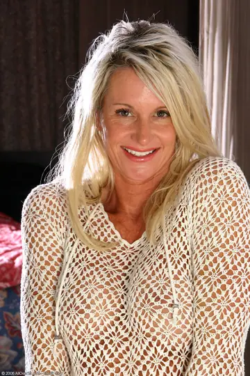 Mason Vonne – Mature Blonde MILF with Big Tits Spreads Her Shaved Pussy