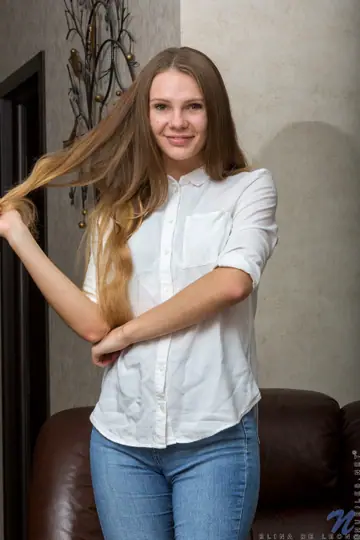 Elina De Leon – Petite Ukrainian Brunette Strips Out of Her Jeans and Spreads Her Shaved Pussy