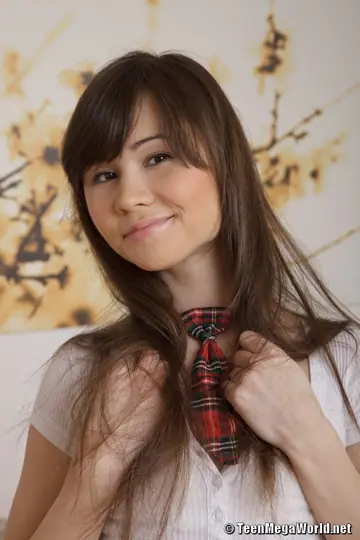 Aliya Johnson – Tall European Brunette Gets a Creampie on the Sofa in Her Skirt