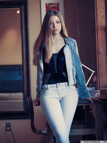 Lana Lea – Blonde Strips Out of Her Jeans to Model Nude
