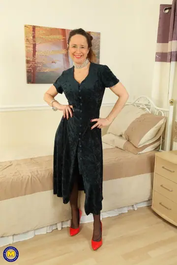 Josie Posie – Thick British MILF Strips Out of Her Stockings and Gets Fucked on the Sofa