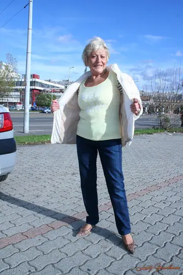 Malya – Mature Blonde Gives a Blowjob Before Outdoor Sex