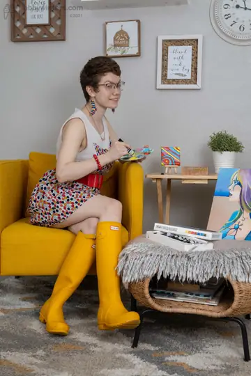 BBW with Short Hair and Glasses Toys Her Hairy Pussy