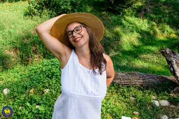 Busty Tina – Curvy MILF Masturbates Outdoors and Spreads Her Hairy Pussy