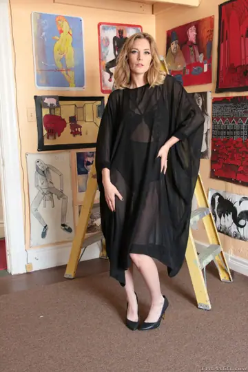 Mona Wales – Blonde MILF Strips Out of Her Lingerie and Heels