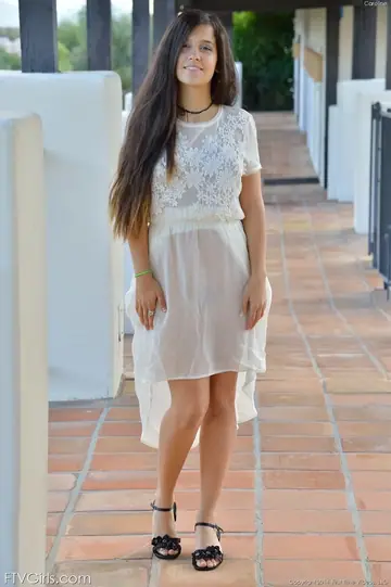 Caroline Ray – Hairy Latina in High Heels Masturbates with a Banana Outdoors