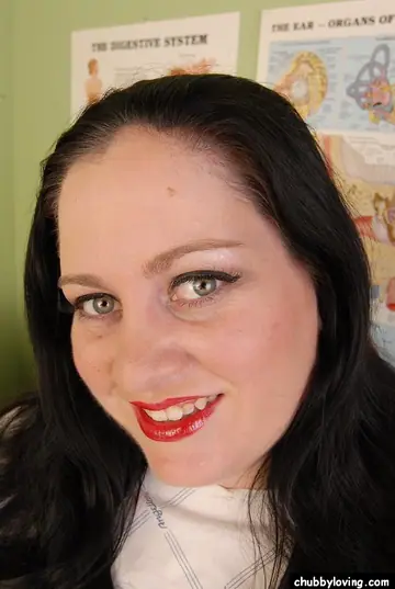 Glory Foxxx – BBW Brunette Reveals Her Big Natural Tits