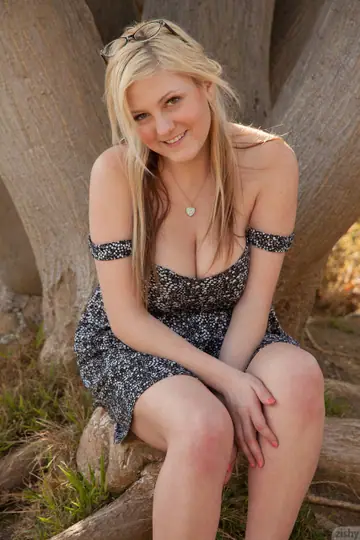 Kylee Wilson – Curvy Blonde MILF Flashes Her Big Tits Outdoors in a Skirt