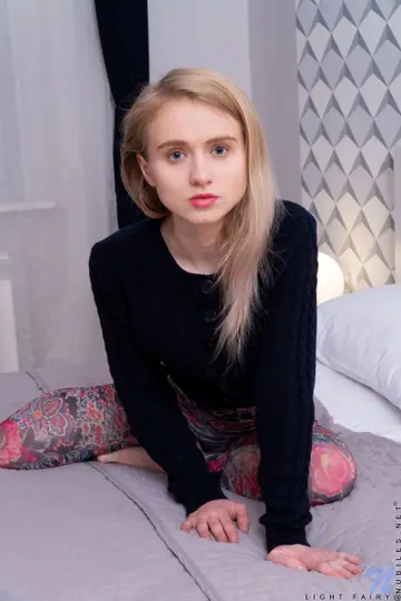 Light Fairy – Skinny Blonde Inserts a Dildo in Her Ass After Stripping Out of Her Yoga Pants