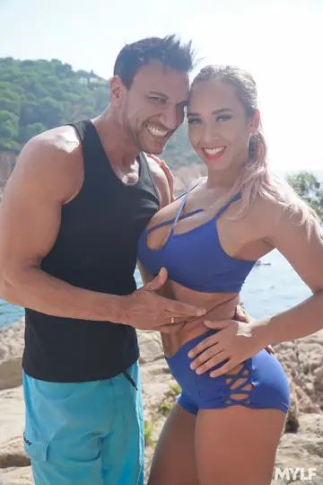 Briana Banderas – Blonde MILF Rides and Takes Anal on the Beach