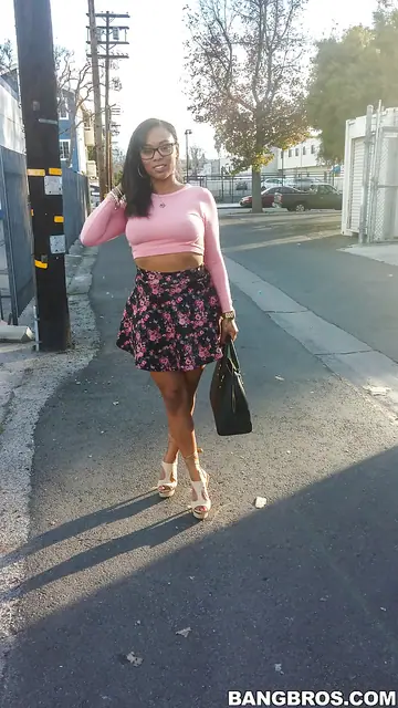 Porsha Carrera – Thick Ebony Latina Shows Off Her Thong and Phat Ass Outdoors