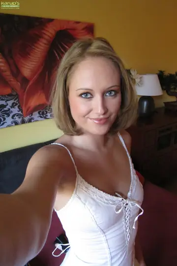 Blonde Babe Strips Out of Her Lingerie in a Selfie