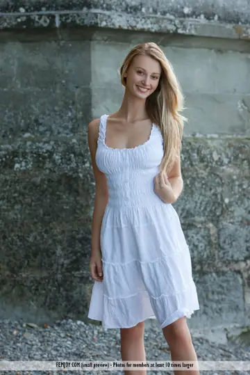 Carisha – Thick Blonde Strips Out of Her Dress Outdoors and Poses Topless in Her Skirt