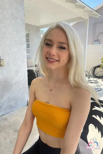 Scarlett Hampton – Blonde with Pierced Tits Spreads Outdoors