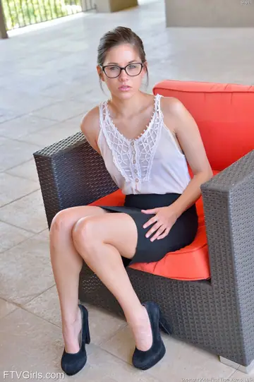 Shyla Jennings – Petite Brunette in Glasses Reveals Her Shaved Pussy Outdoors