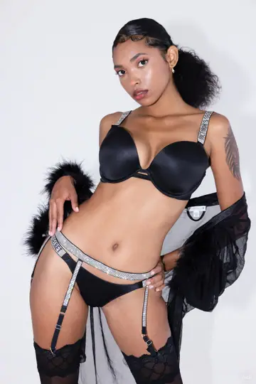 Barbie Reyes – Tall Ebony PAWG Strips Out of Her Lingerie and Stockings