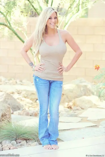 Xo Gisele – Tattooed Blonde MILF with Big Tits Strips Out of Her Jeans Outdoors