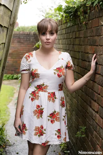 Busty Amateur Spreads Her Pussy Outdoors in a Skirt