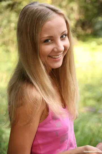 Betty Sinovia – Petite Russian Brunette Spreads Her Pussy on the Beach