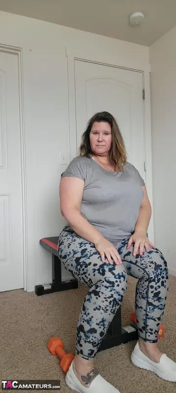 Busty Kris Ann – BBW Blonde Strips and Fingers in the Gym