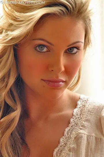 Jesse Capelli – Tattooed Blonde MILF Strips Off Her Panties and Spreads Her Legs