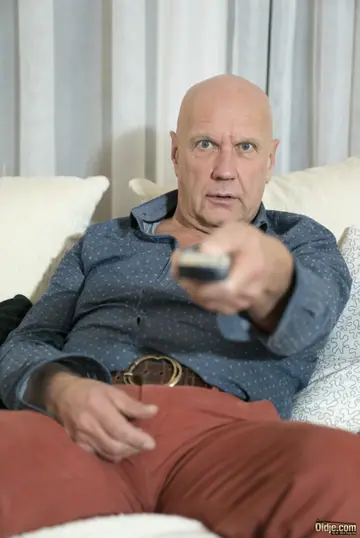 Skiley Jam – Slim Tattooed Redhead Sucks and Fucks Old Man on the Sofa