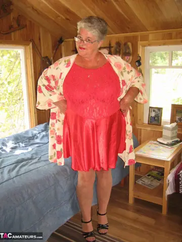 Short-Haired BBW Shows Off Her Big Tits in Stockings and Heels