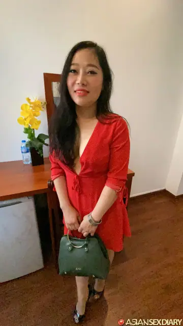 Petite Thai MILF Undresses for POV Sex and Facial