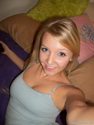 Elle Blue – Busty Blonde Spreads Her Shaved Pussy on the Bed